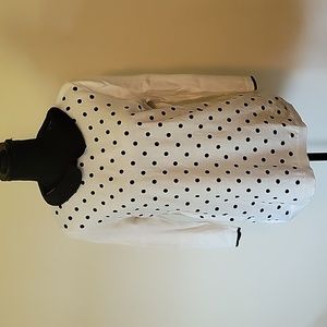 Elle off-white sweater with black dots and black detathable collar. 3/4 sleeves.